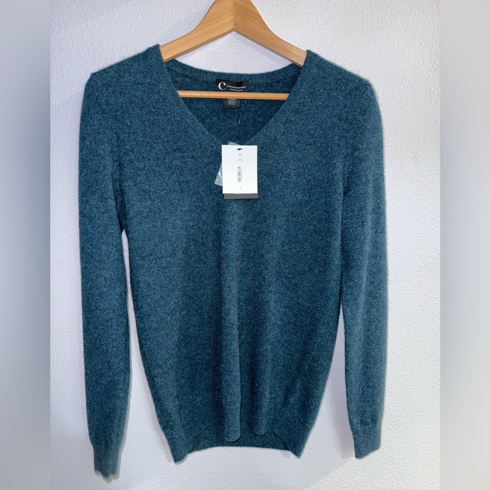 (NWT) Bloomingdale’s 100% Cashmere V Neck Sweater